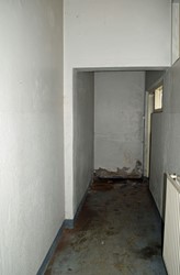 <p>Ook het interieur van gebouw 28 is later grotendeels uitgebroken. Op de foto een overzicht van de huidige gang aan de westzijde. </p>

